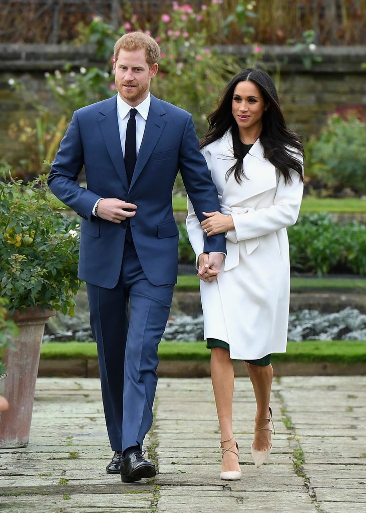 Meghan, durante la sesión fotográfica oficial para anunciar su compromiso con el príncipe Harry en 2017, sin llevar medias