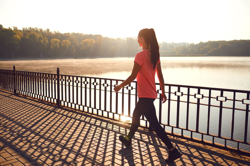 Mujer caminando para hacer deporte