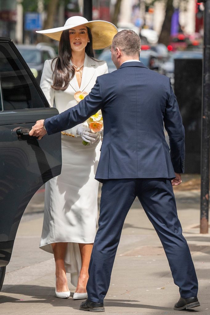 Dua Lipa optó por un look elegante y sofisticado para su boda civil.