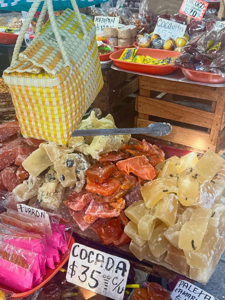 Rosalía quedó encantada con los dulces típicos mexicanos. 