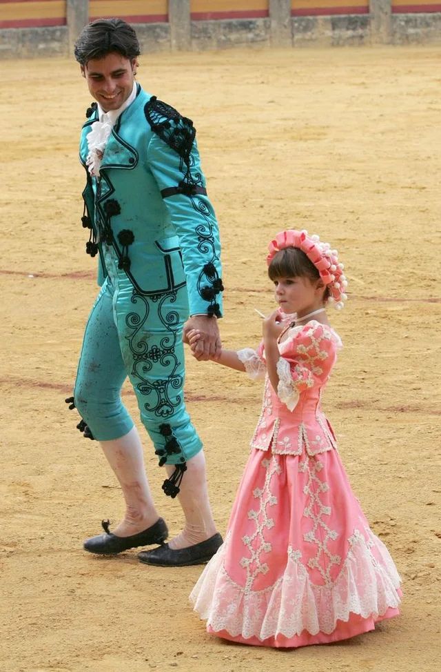 Fran Rivera con su hija Tana en la plaza de toros de Ronda durante la tradicional corrida Goyesca en 2004, no habiendo cumplido 5 años
