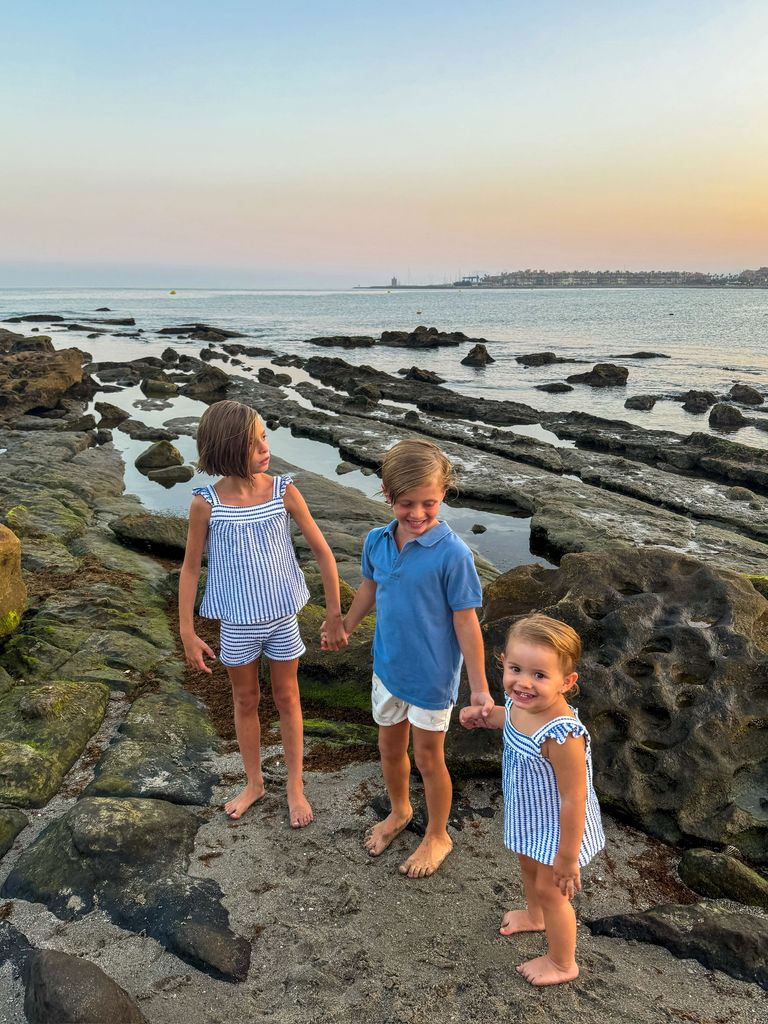 Manuela (a la izquierda) con sus hermanos Rodrigo y Jimena