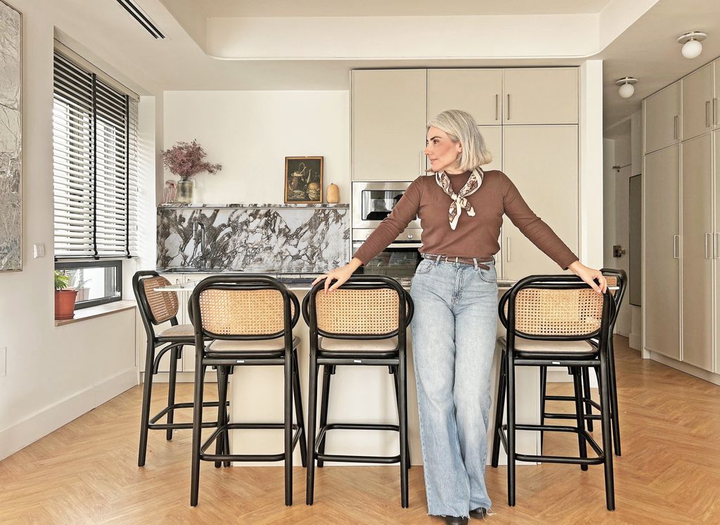 Carmen Trueba, fundadora de Vontrueba Studio, retratada en la cocina de su casa en Murcia