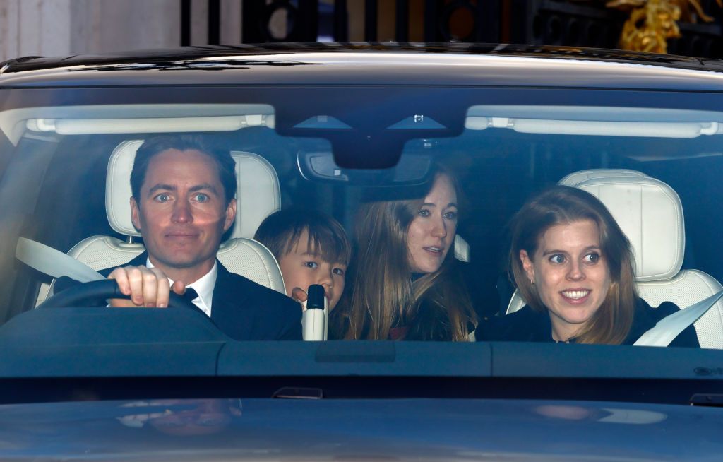La princesa Beatriz y su esposo, Edoardo Mapelli Mozzi, usando los cinturones de seguridad de camino al almuerzo navideño del Rey el año pasado