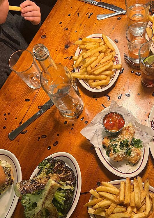 Comida en Londres de Manuel Martos y Amelia Bono 