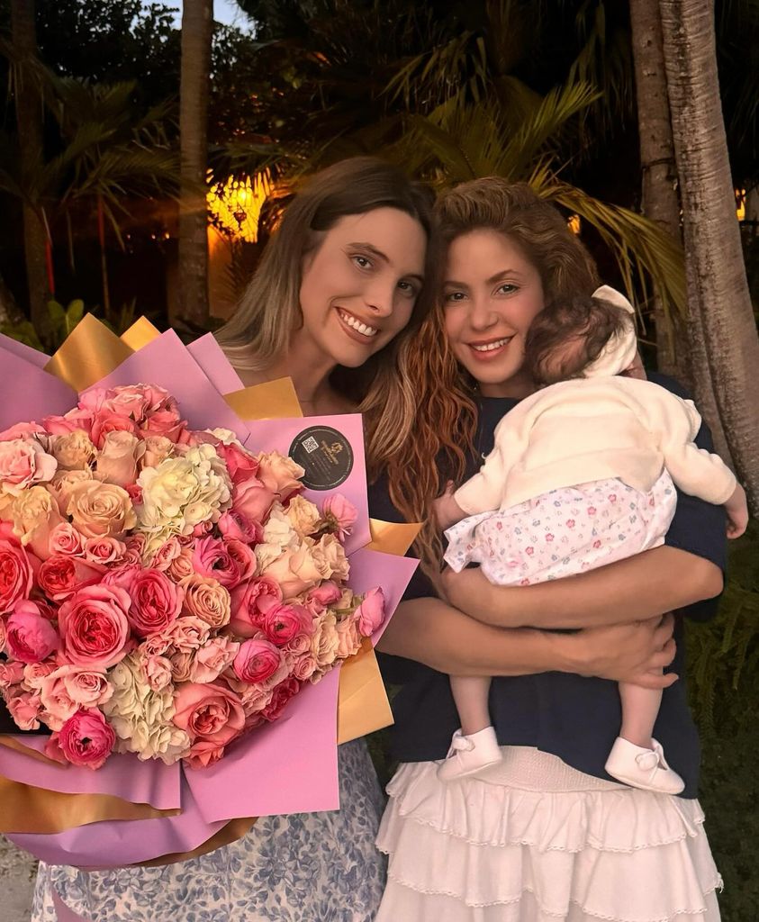 Lele Pons y su hija Eloísa con Shakira.