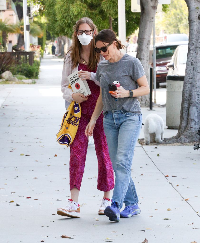 Violet Affleck suele usar mascarilla debido a una enfermedad posviral que contrajo hace unos años.