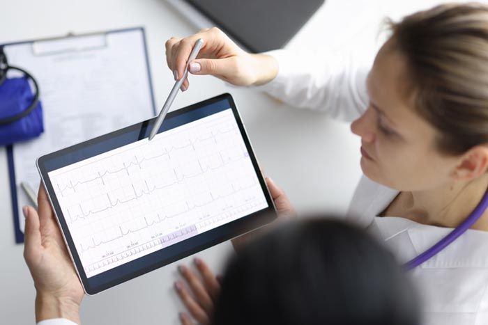 doctoras con un electrocardiograma