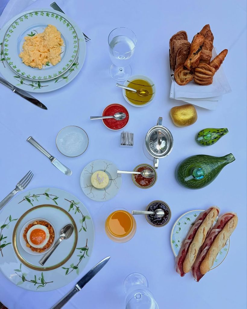 el desayuno de Atrio se sirve en el luminoso patio o en el elegante comedor y es un homenaje al producto local