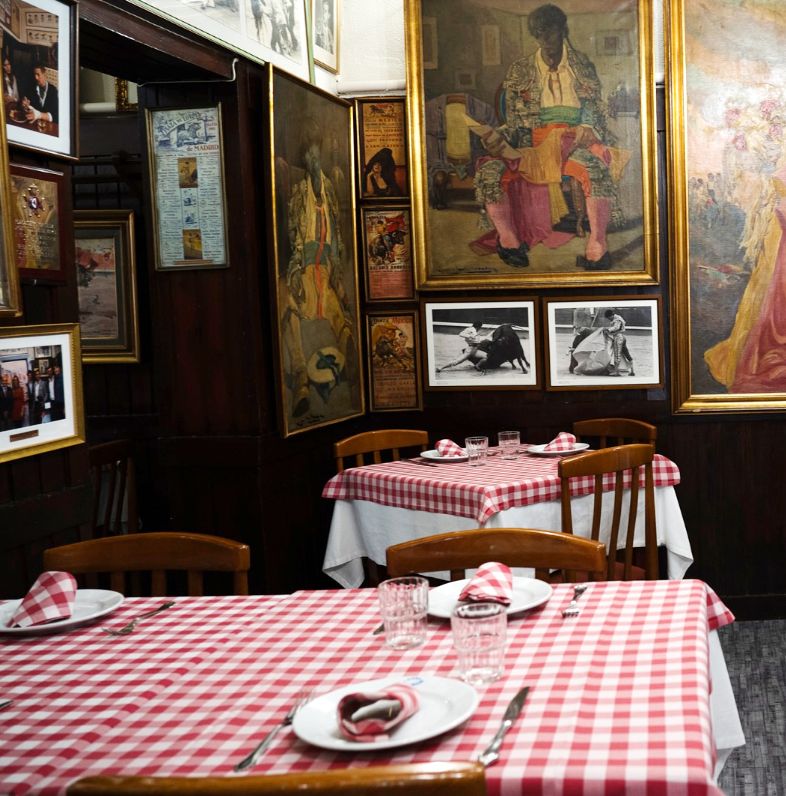 Casa Salvador es una pequeña taberna taurina fundada en 1941 por Salvador Blázquez.