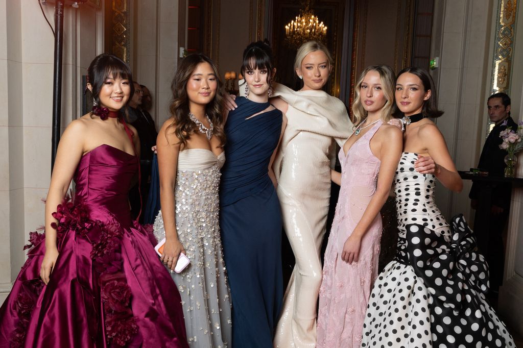 Ella Wadia, de Elie Saab Haute Couture; la princesa Eugenia von Hohenzollern, de Natan; Alice Wang, de Vera Wang; Sarah Bae, de Oscar de la Renta; Eirini Zarifi, de Deborah Milner; Eliza Lindroth, de Rick Owens; Ruby Kemper, de Chrome Hearts, y Carolina B. Lansing, de Carolina Herrera