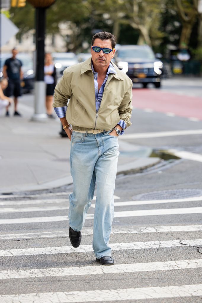 Alex Badia luce unos mocasines clásicos con mucho estilo.