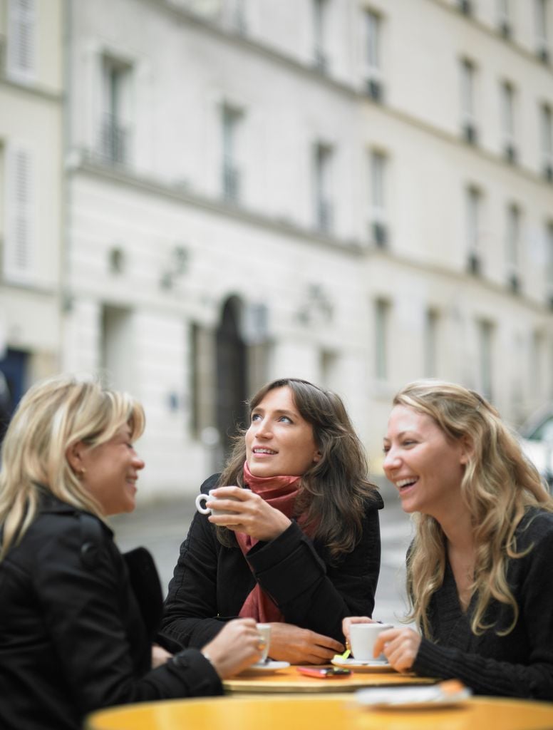 amigas tomando algo calle