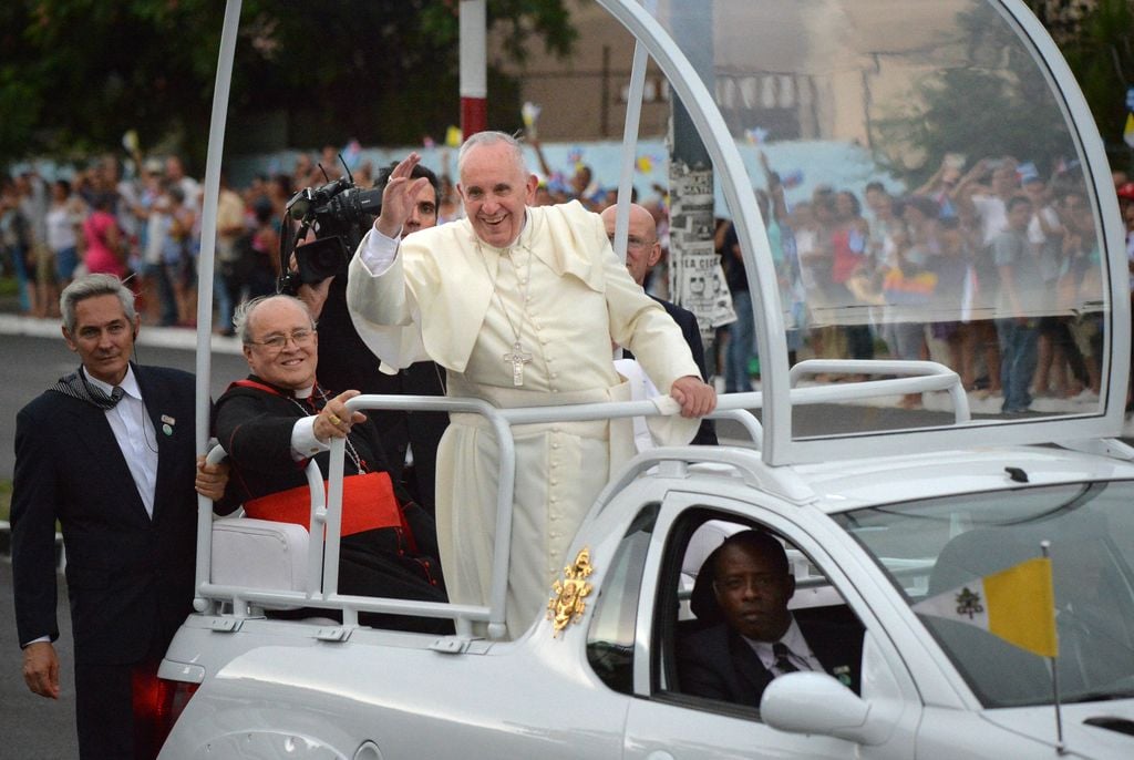 El Papa Francisco en un recorrido por La Habana durante su visita a Cuba, en septiembre de 2015.