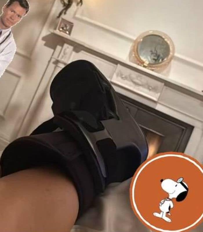David mostrando la férula de su mujer