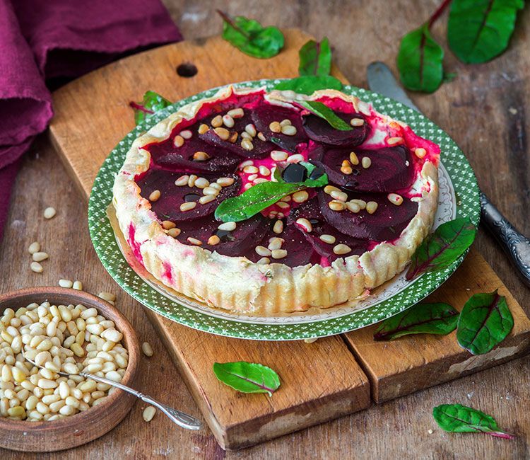 tarta-salada-de-remolacha-queso-de-cabra-y-pinones