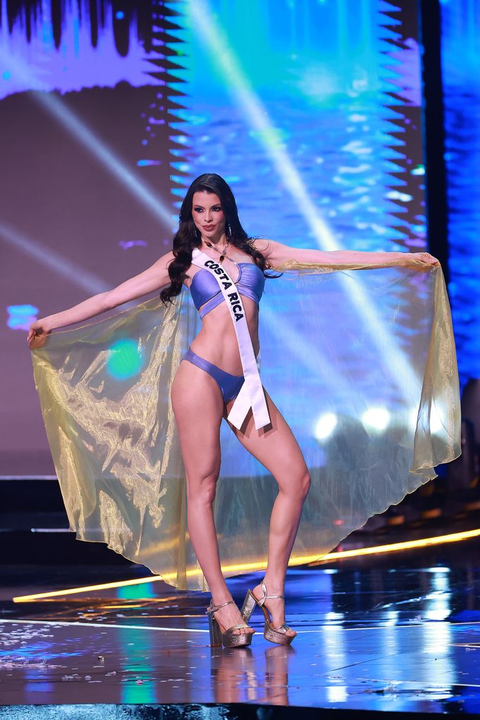 Plano entero de Elena Hidalgo, Miss Costa Rica,  en el escenario