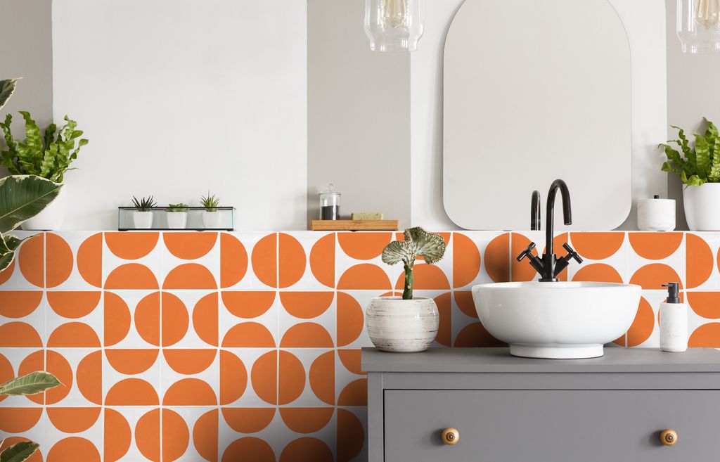 Baño con azulejos geométricos de diseño retro. 