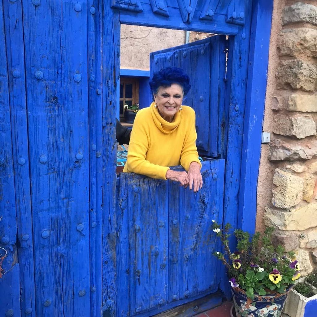 Lucía Bosé en la puerta de la calle de la ‘Casa Azul’