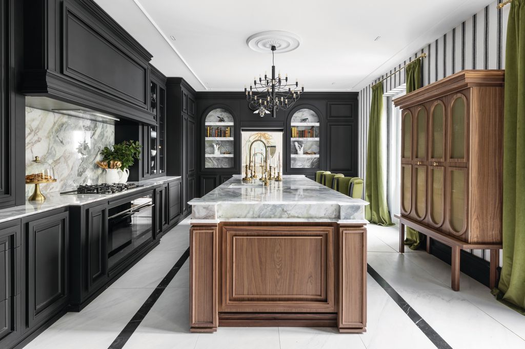 Cocina con muebles negros y de madera