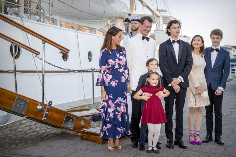 Joaquín de Dinamarca con su esposa, su exmujer y sus hijos