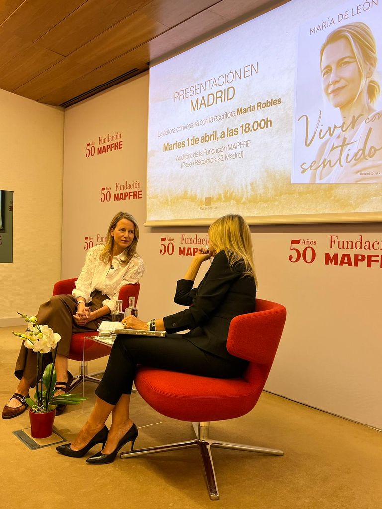 María de León junto a Marta Robles