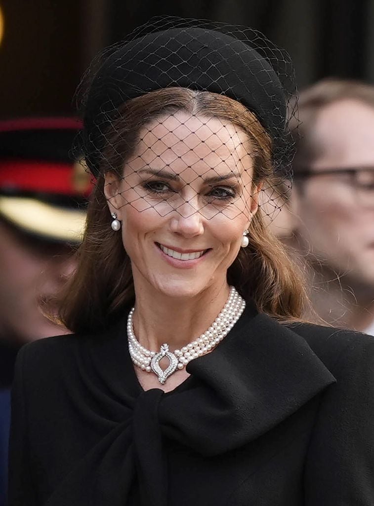 Kate Middleton, princesa de Gales, con el collar de perlas japonesas en el funeral de la duquesa de Kent.