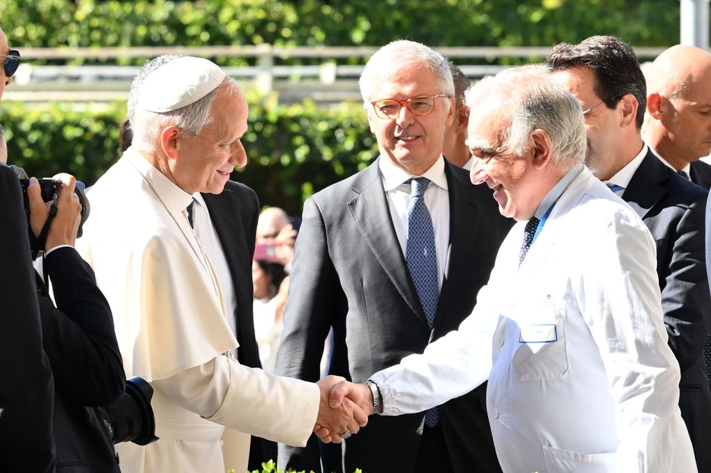 El Pontífice ha llegado al hospital en coche desde el Vaticano y ha saludado a las decenas de personas que se habían acercado para mostrarle su apoyo antes de la intervención