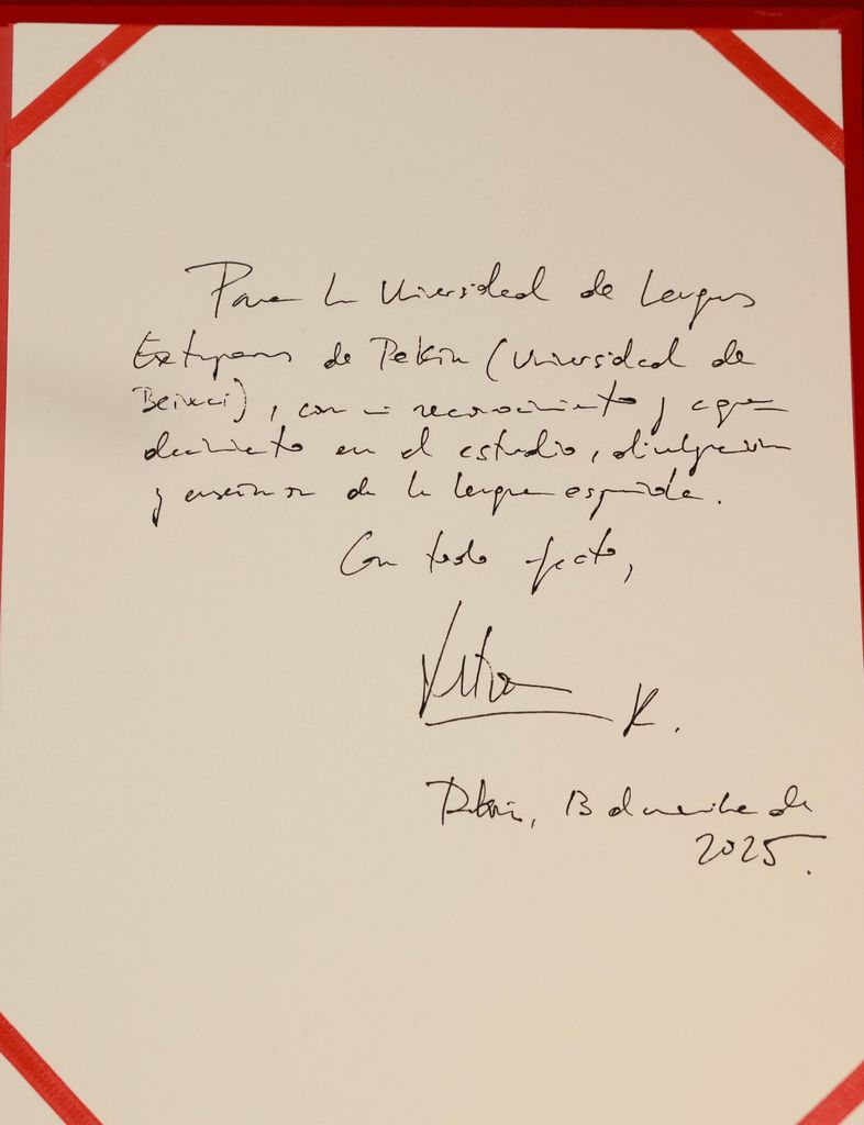 Dedicatoria de la Reina Letizia en la Universidad de Estudios Extranjeros de Pekín 