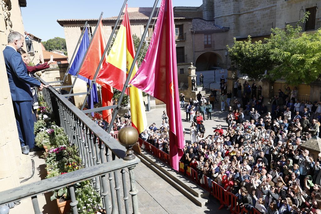 Los Reyes y Leonor saludan desde el balcón al público congregado a las puertas del ayuntamiento de Viana