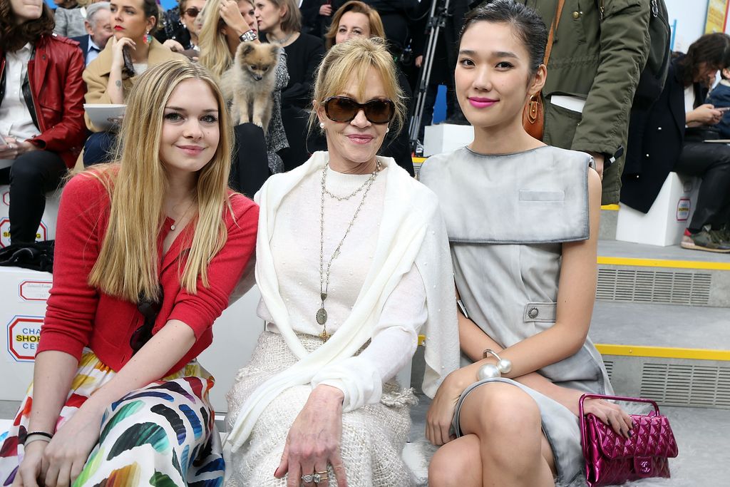 Stella Banderas junto a su madre, Melanie Griffith, y Tao Okamoto en el desfile de Paris Fashion Week 2014