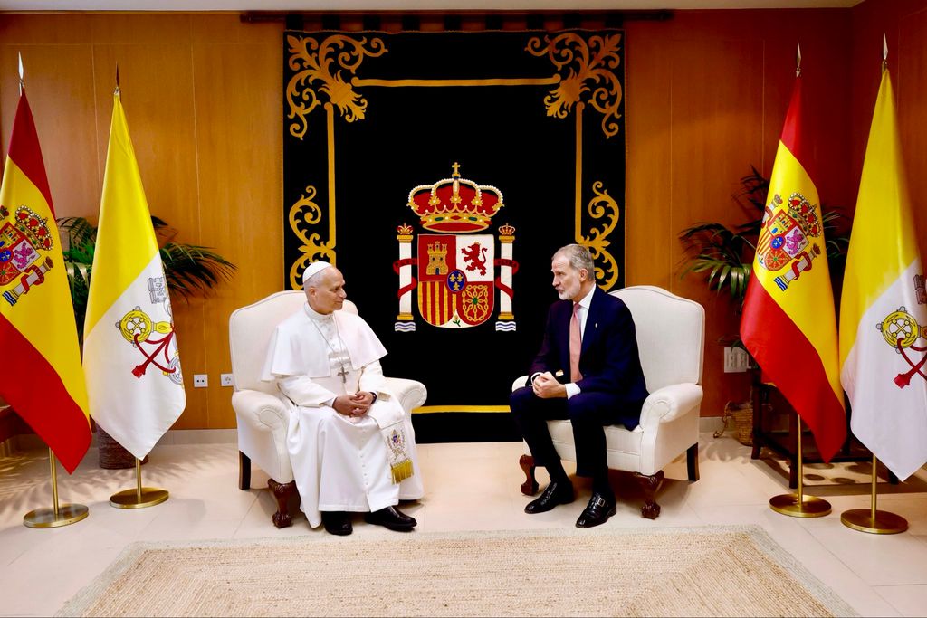 León XIV y don Felipe se han reunido en el pabellón de autoridades del aeropuerto tinerfeño