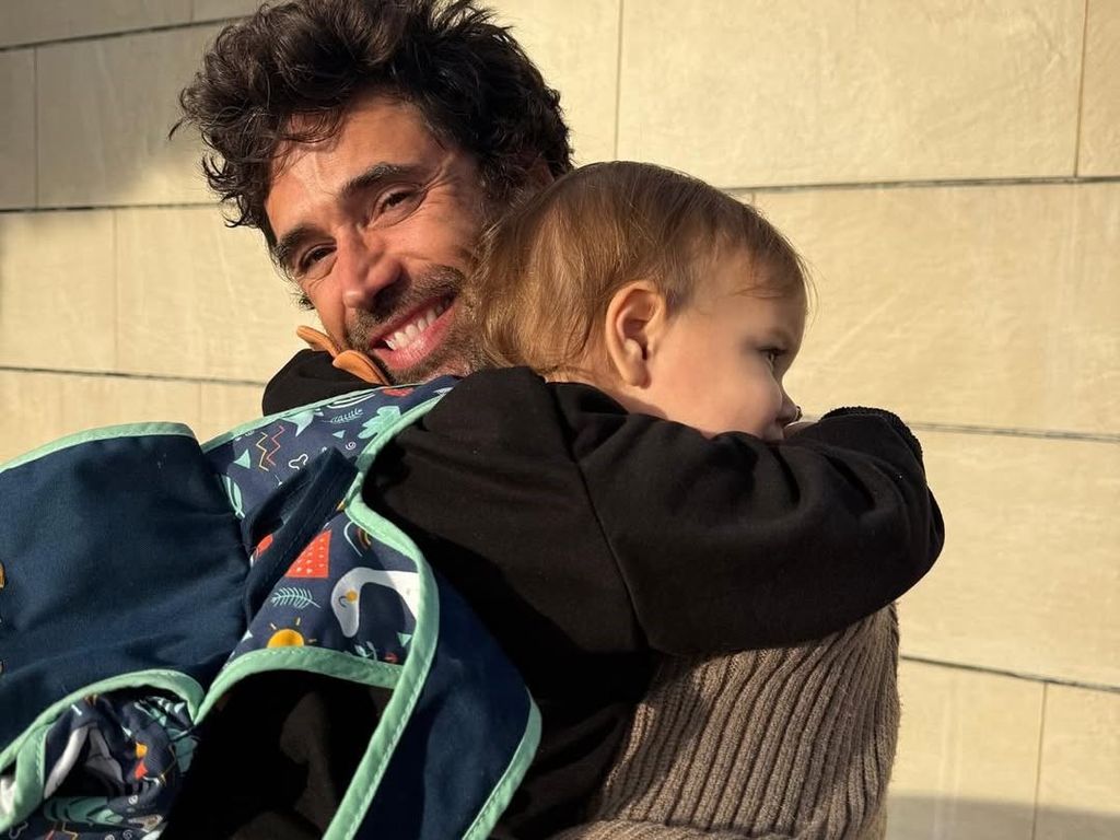 Matías Novoa junto a su hijo Milo.