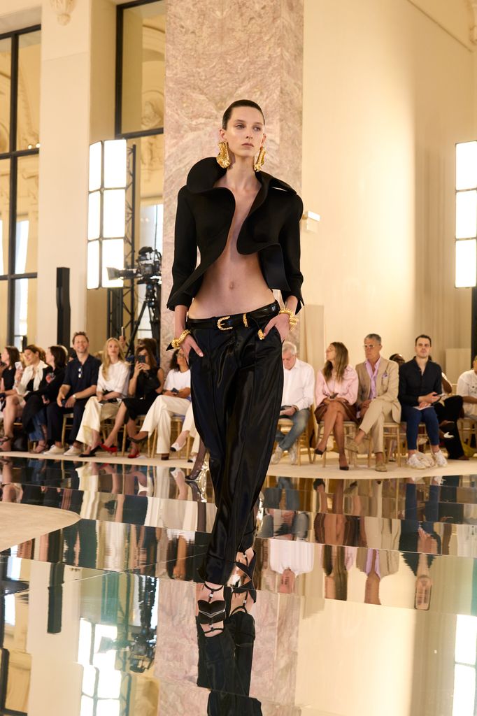 Tras reconciliarse con Taylor Swift para su boda, Karlie Kloss aterriza en París y desfila para la Alta Costura de Schiaparelli