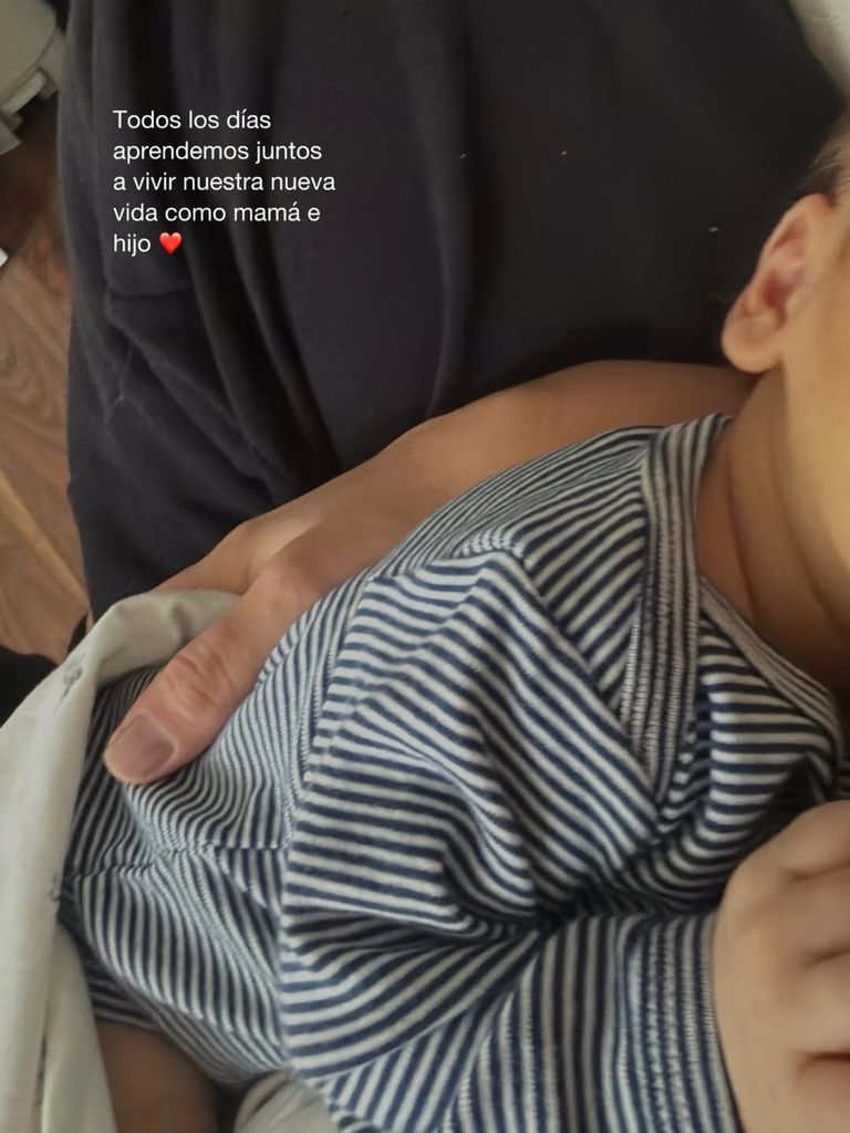 Bebé Máximo en los brazos de mamá