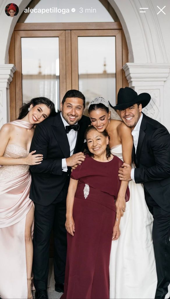 Ale Capetillo con su esposo y sus hermanos junto a su nana, en el día de su boda. 
