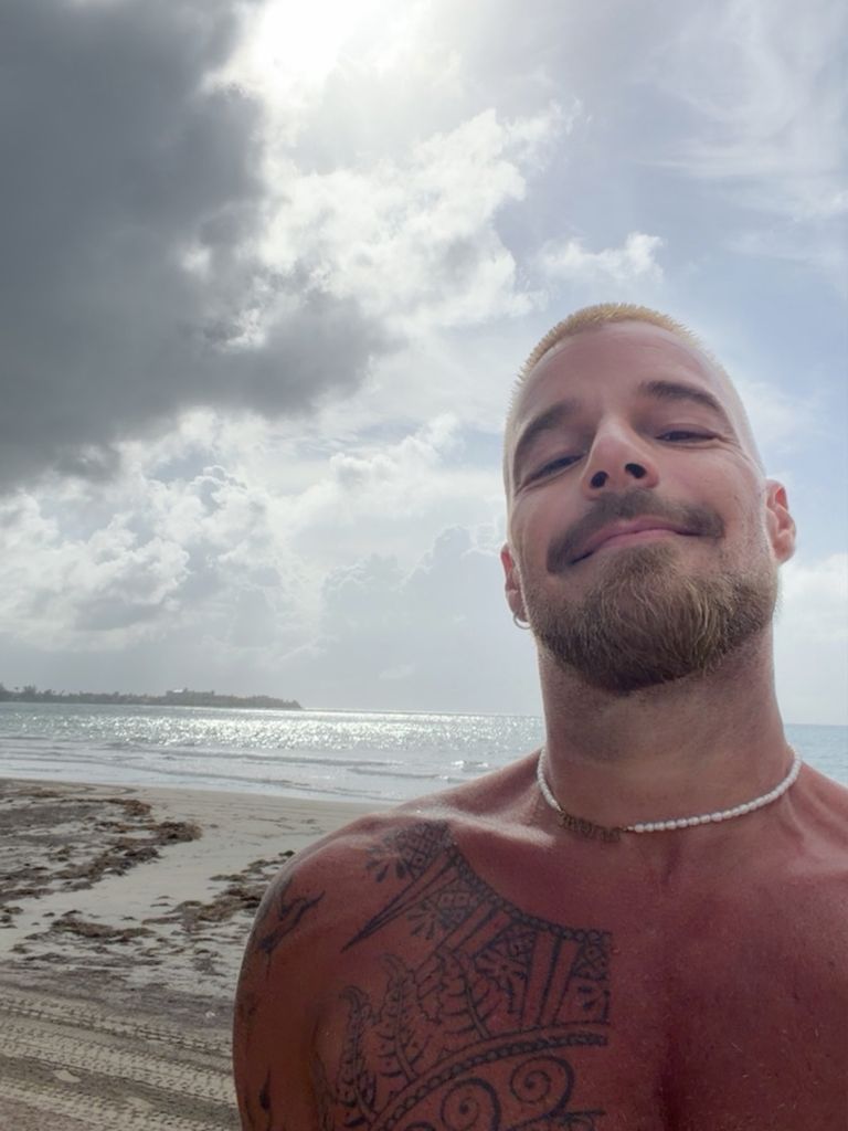 Ricky Martin se dejó ver feliz desde las playa de Puerto Rico. 