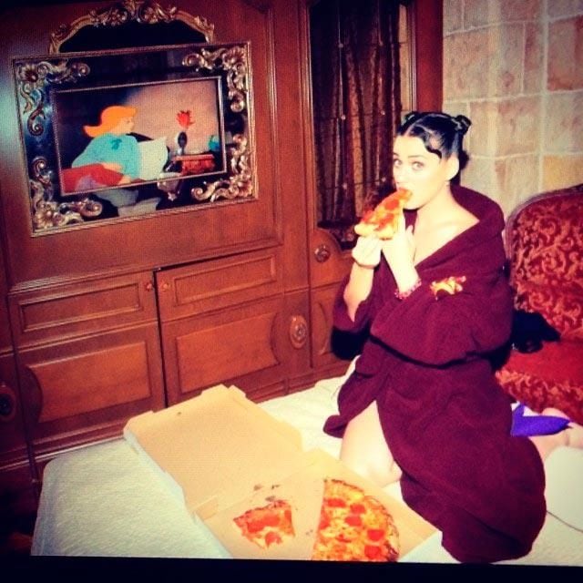 katy perry comiendo pizza