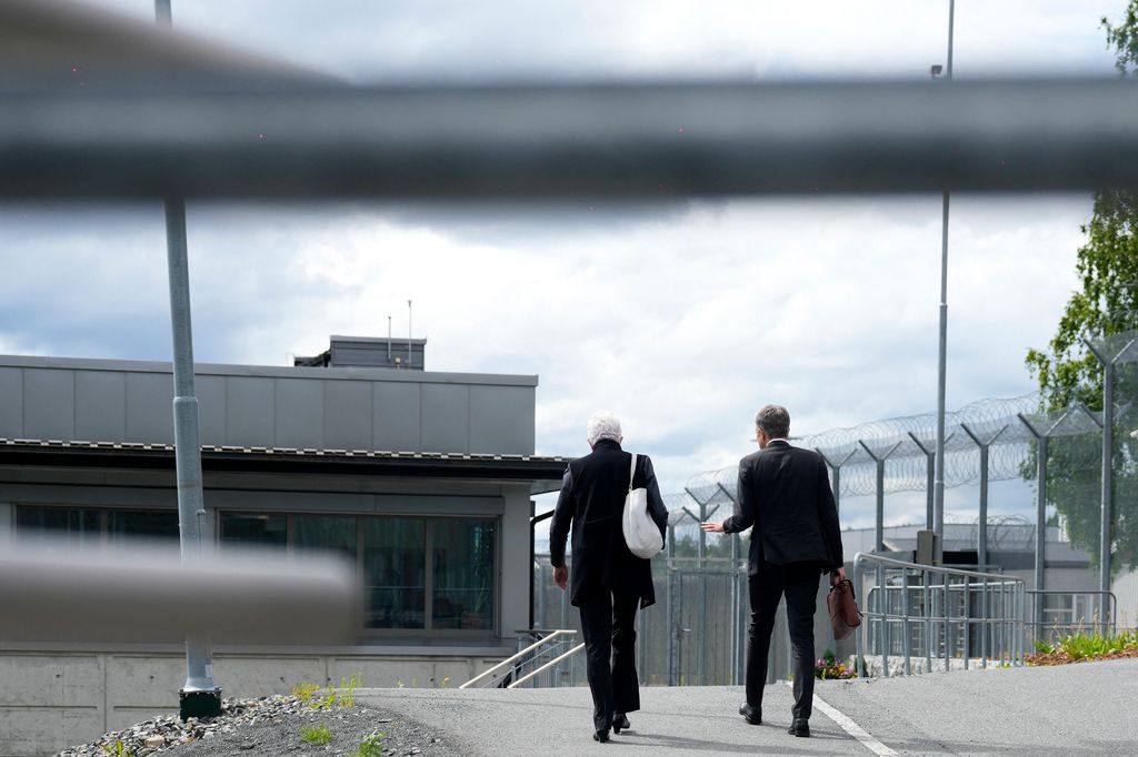 Ellen Holager Andenaes y Petar Sekulic, abogados de la defensa, entrando en la cárcel en una imagen de archivo