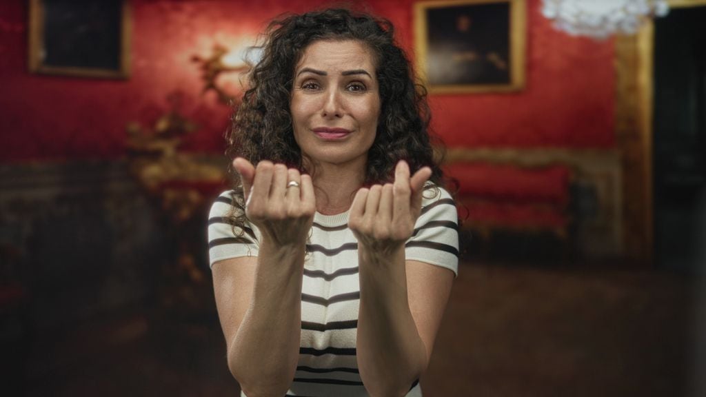 Una mujer chascando los dedos de sus manos