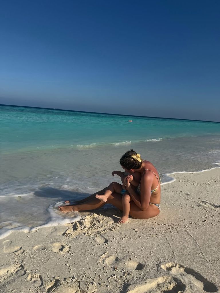 Madre e hija jugando en la arena