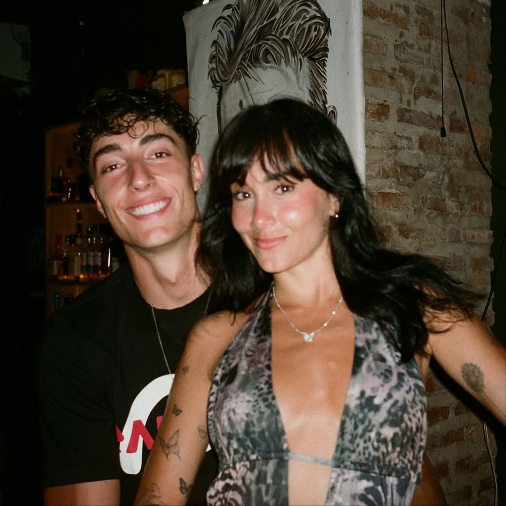 La pareja posando juntos