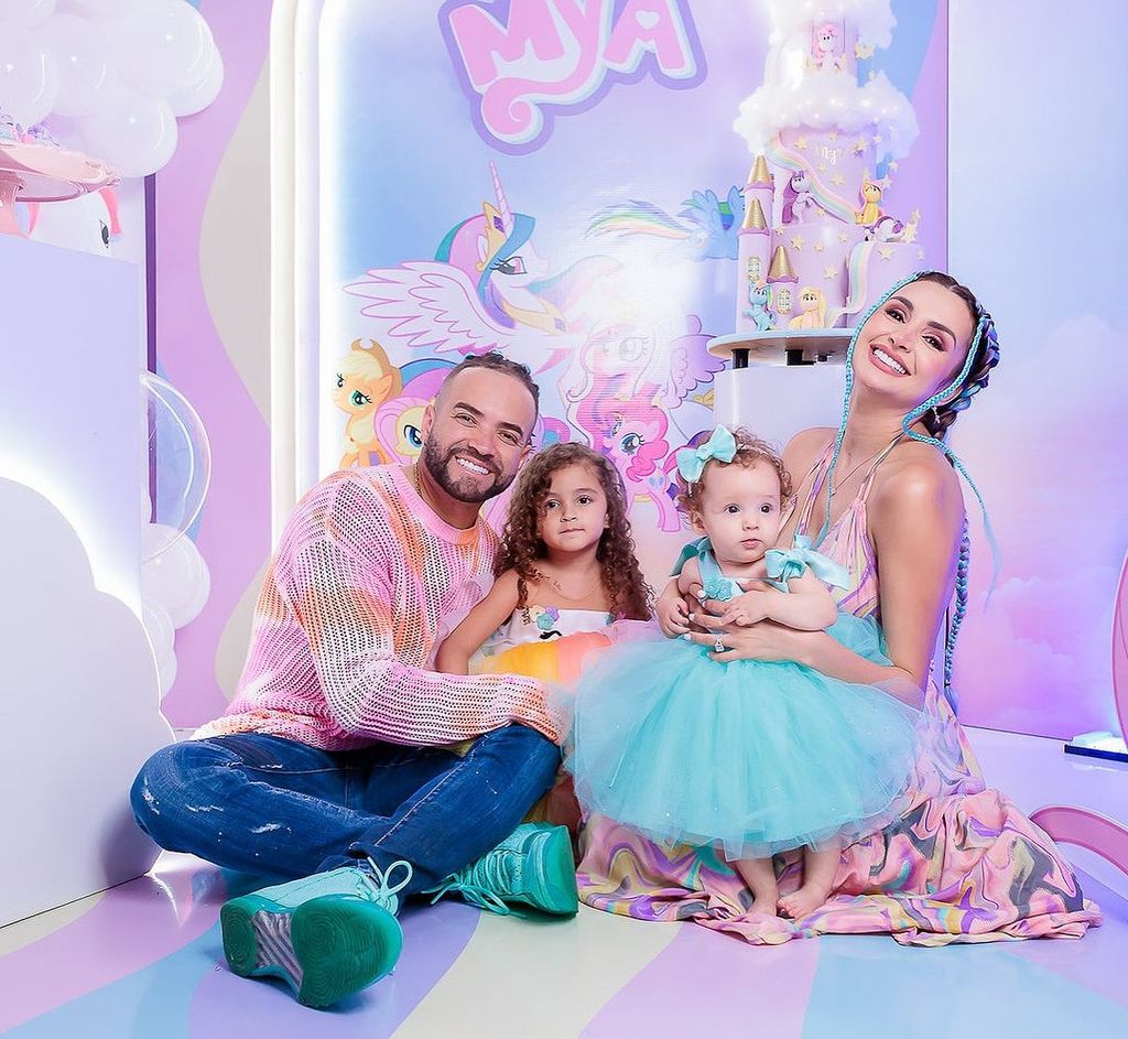 Nacho Mendoza y Melany Mille con sus dos hijas