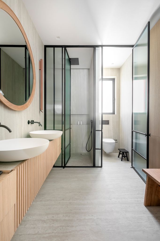 Baño moderno con áreas delimitadas