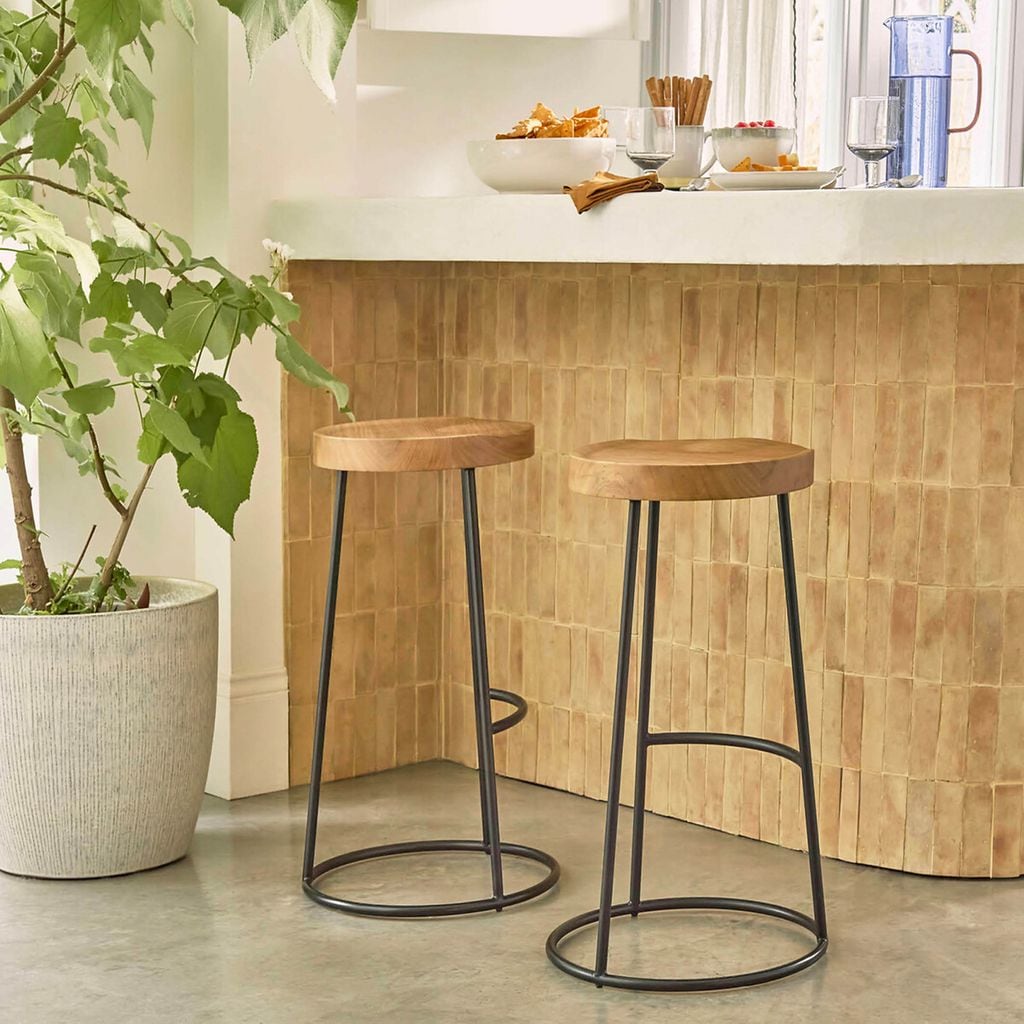 Taburetes minimalistas de metal y madera