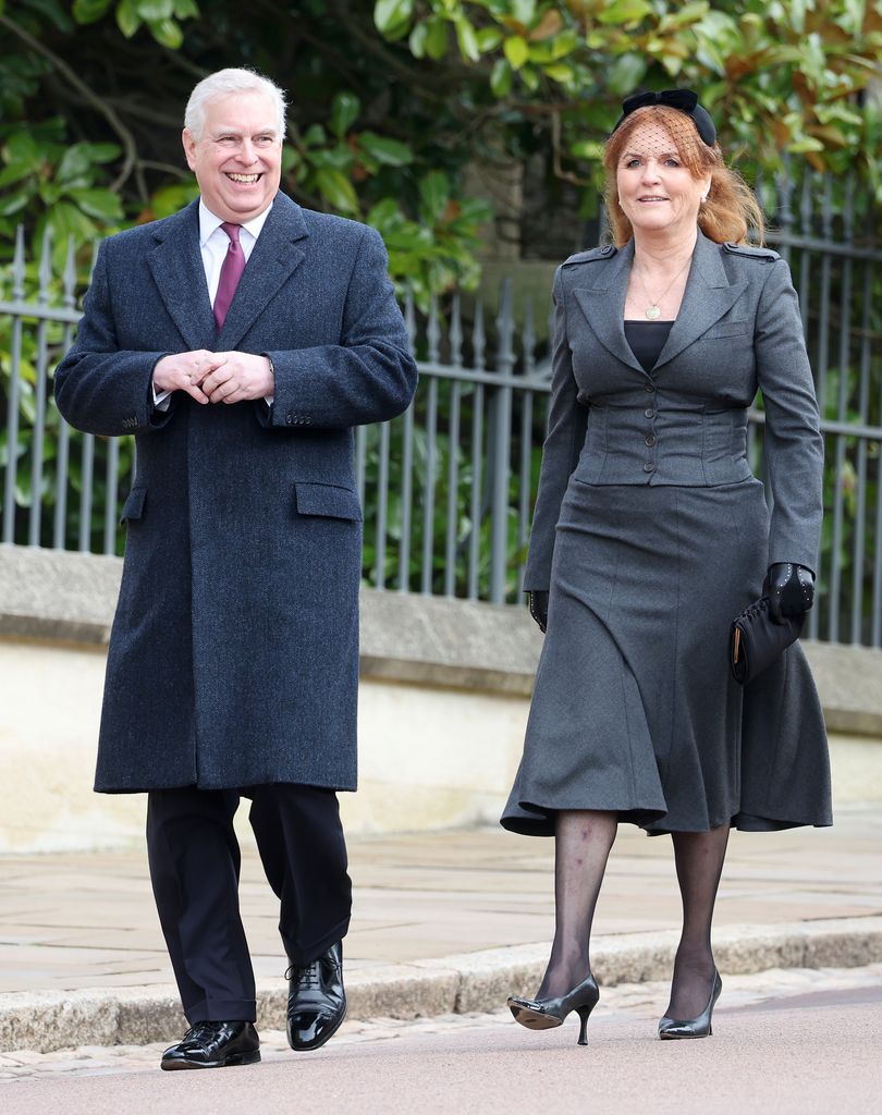 Plano entero del príncipe Andrés con Sarah Ferguson
