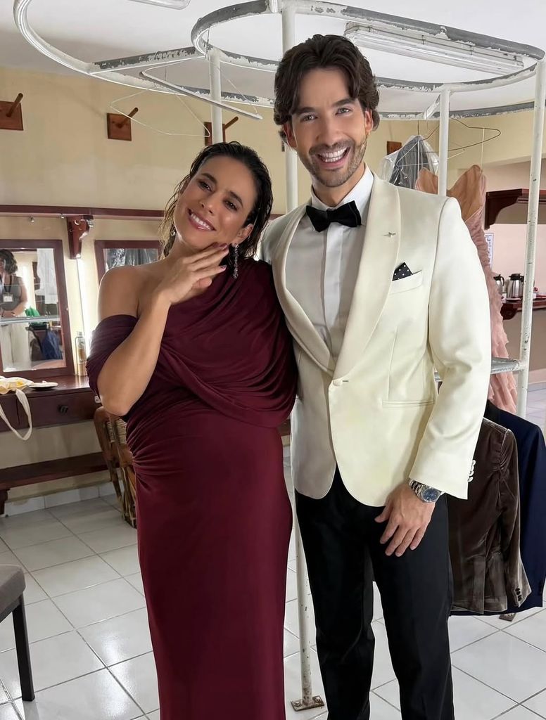 Carolina Ramírez con Carlos Torres, su compañero de reparto en La Reina del Flow
