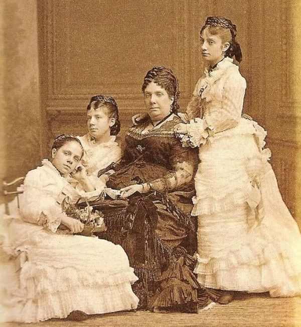 Doña Paz junto a sus hermanas y su madre, la reina Isabel II
