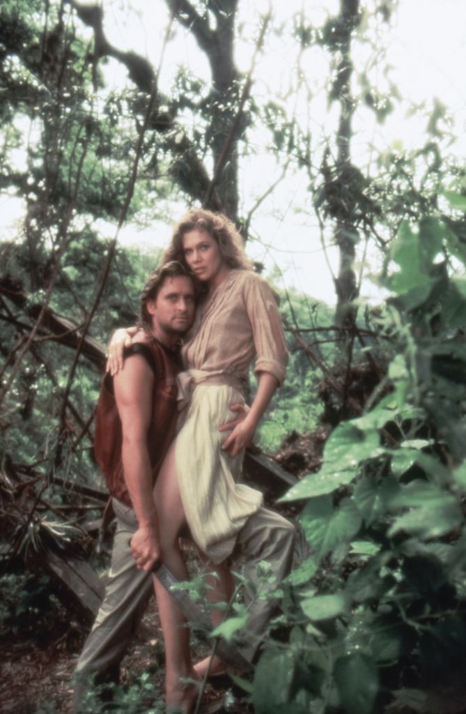 Michael Douglas y Kathleen Turner en el set de 'Romancing the Stone', dirigida por Robert Zemeckis.
