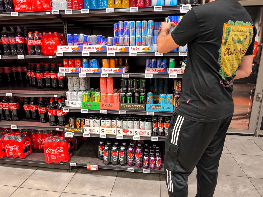 Los supermercados deberán separar las bebidas energéticas de los refrescos para diferenciar claramente su consumo